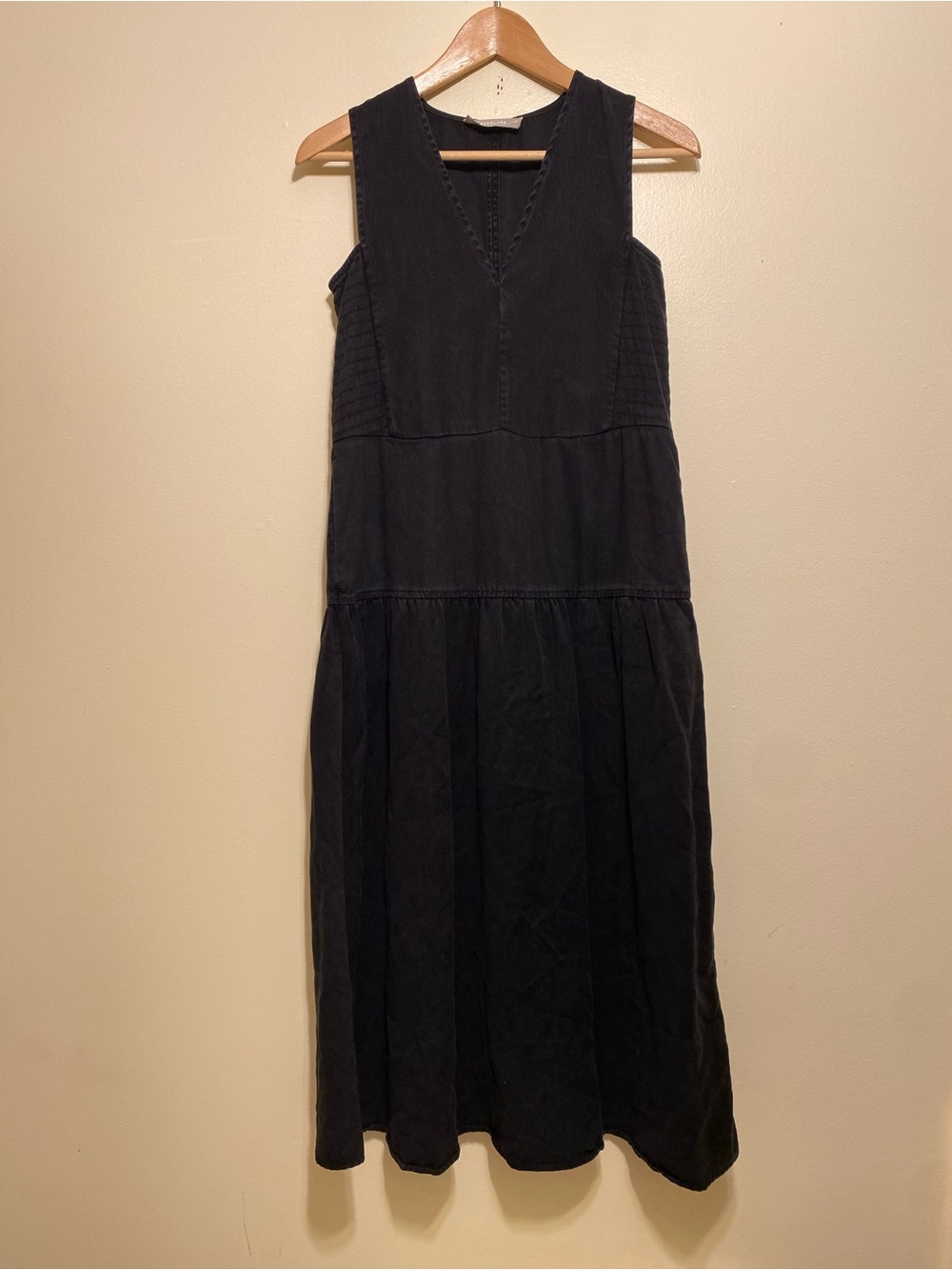 Everlane Black Sleeveless V-Neck Tiered Dress. Size XXS